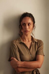 Sara Cimadamore ritratta nel set fotografico di Mara Zampariolo – Corso di Rilassamento e Improvvisazione a Roma