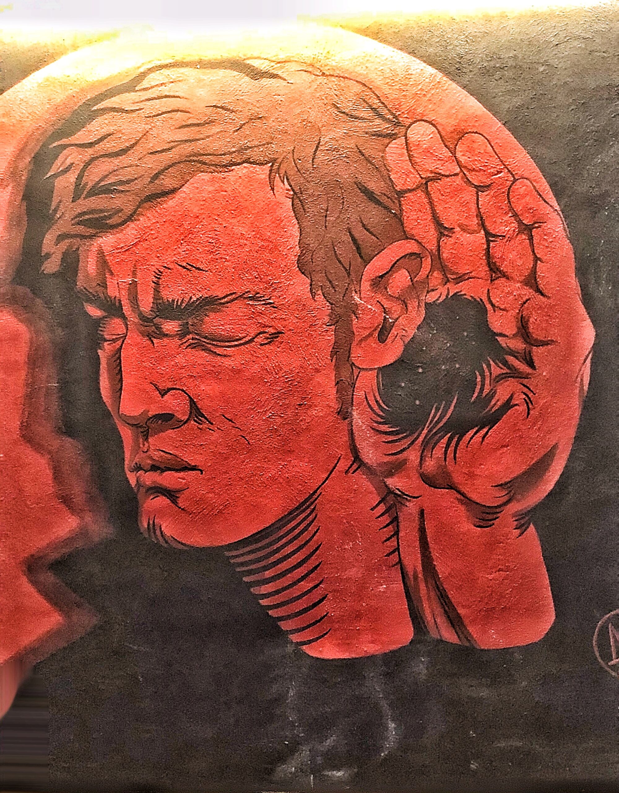 Murale rosso a Mob Studios: un volto che ascolta con la mano all'orecchio