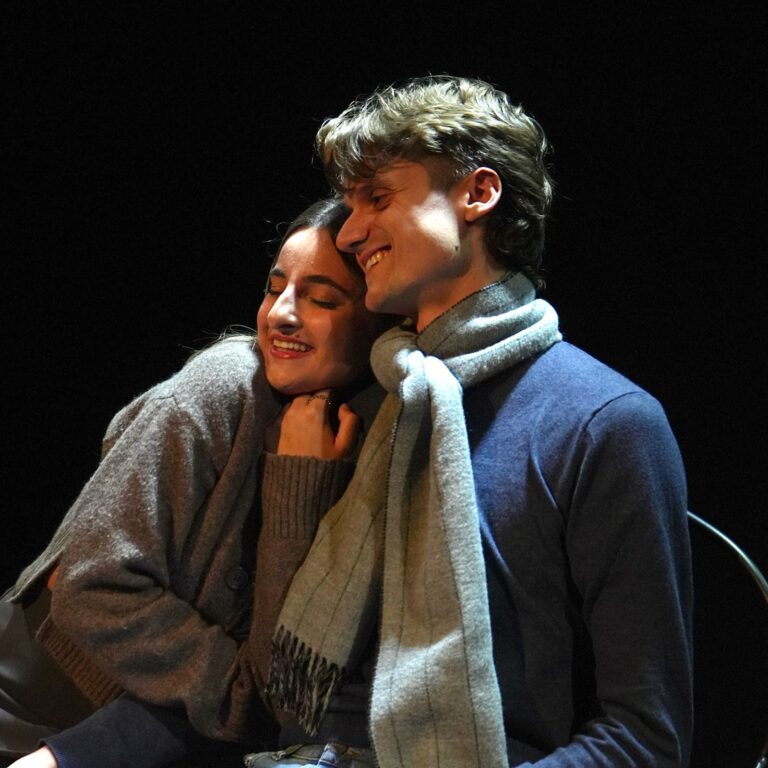 Almost Maine: abbraccio con sciarpa in scena
