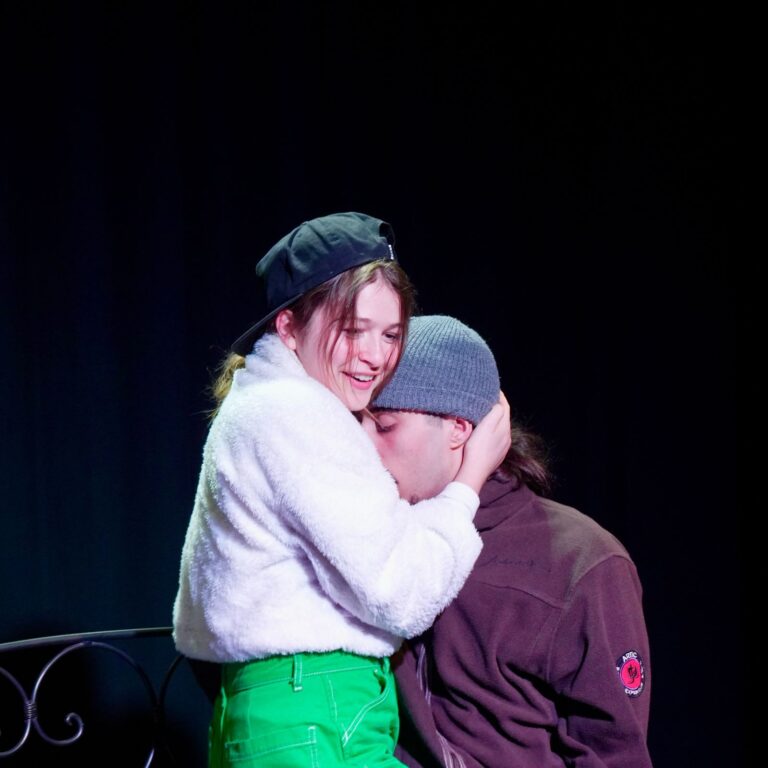 Almost Maine: abbraccio in scena berretto grigio