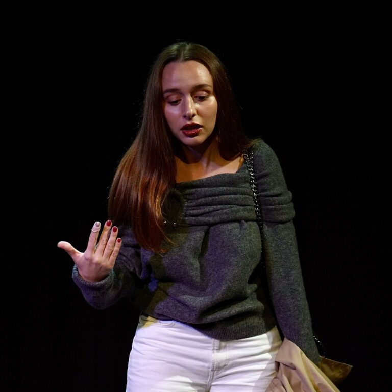 Almost Maine: allieva maglione grigio in scena