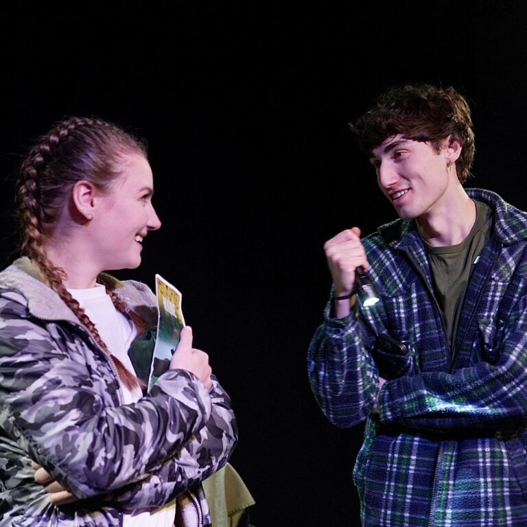 Almost Maine: allieva treccia e allievo con torcia