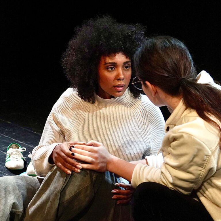 Almost Maine: allieve sedute sul palco sguardo