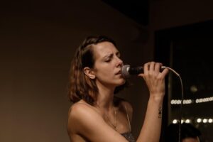 Caterina Petrignani durante un concerto a Roma – cantante e vocal coach, docente del Corso di Canto e Uso della Voce di ActorsGym