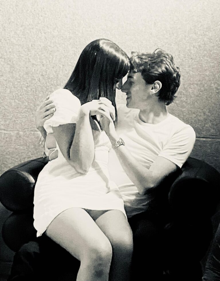 Almost Maine: coppia abbraccio in poltrona bianco e nero