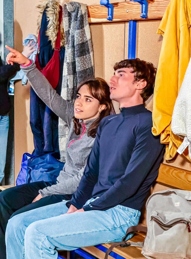 Almost Maine: coppia panchina spogliatoio