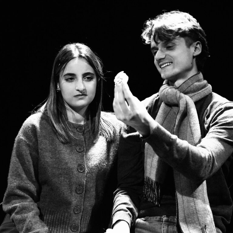 Almost Maine: coppia sciarpa bianco e nero