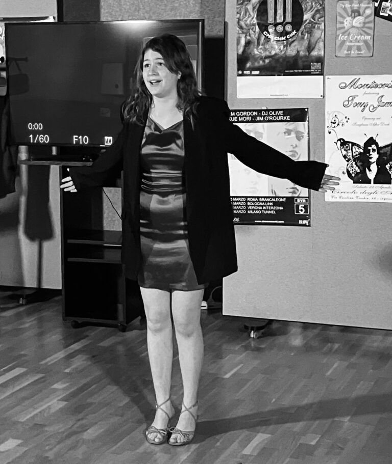 Le Notti di Cabiria: Attrice bianco e nero blazer nero braccia aperte