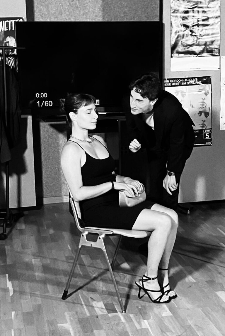 Le Notti di Cabiria: Bianco e nero attrice seduta e attore chino