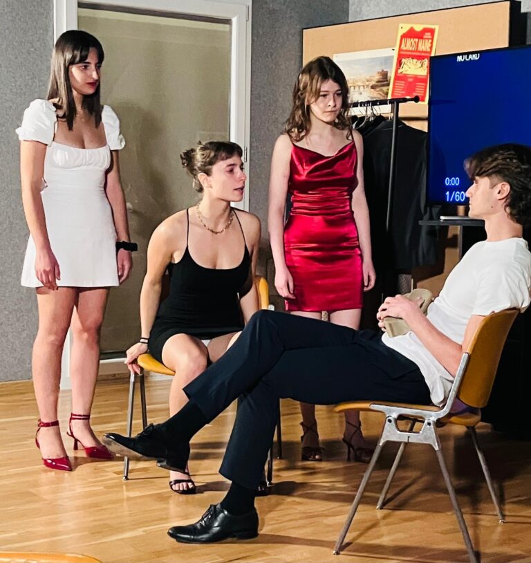 Le Notti di Cabiria: Quartetto in scena attrice seduta vicina all attore