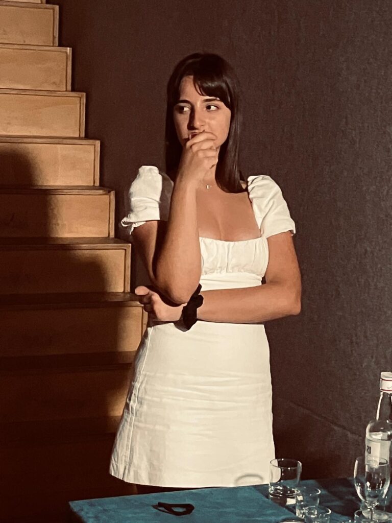 Le Notti di Cabiria: Attrice in bianco pensierosa accanto alla scala
