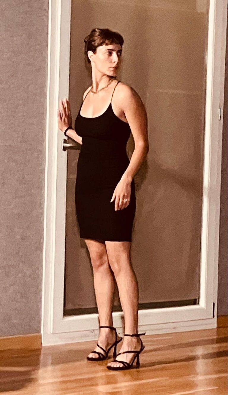 Le Notti di Cabiria: Attrice in nero in piedi davanti alla porta