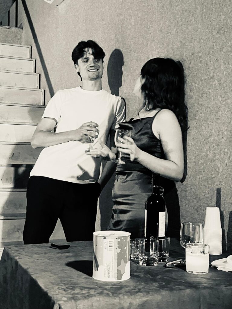 Le Notti di Cabiria: Bianco e nero brindisi accanto alla scala