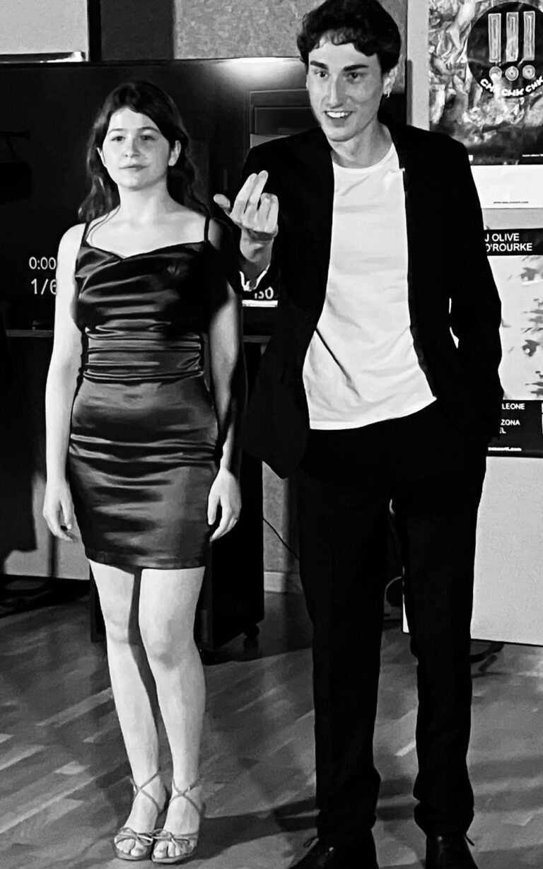 Le Notti di Cabiria: Bianco e nero attrice in rosso e attore con blazer