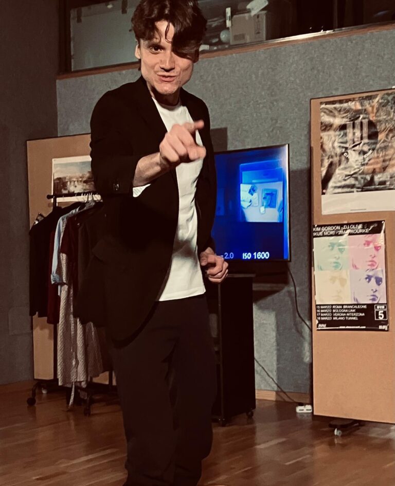 Le Notti di Cabiria: Attore in blazer indica verso la camera
