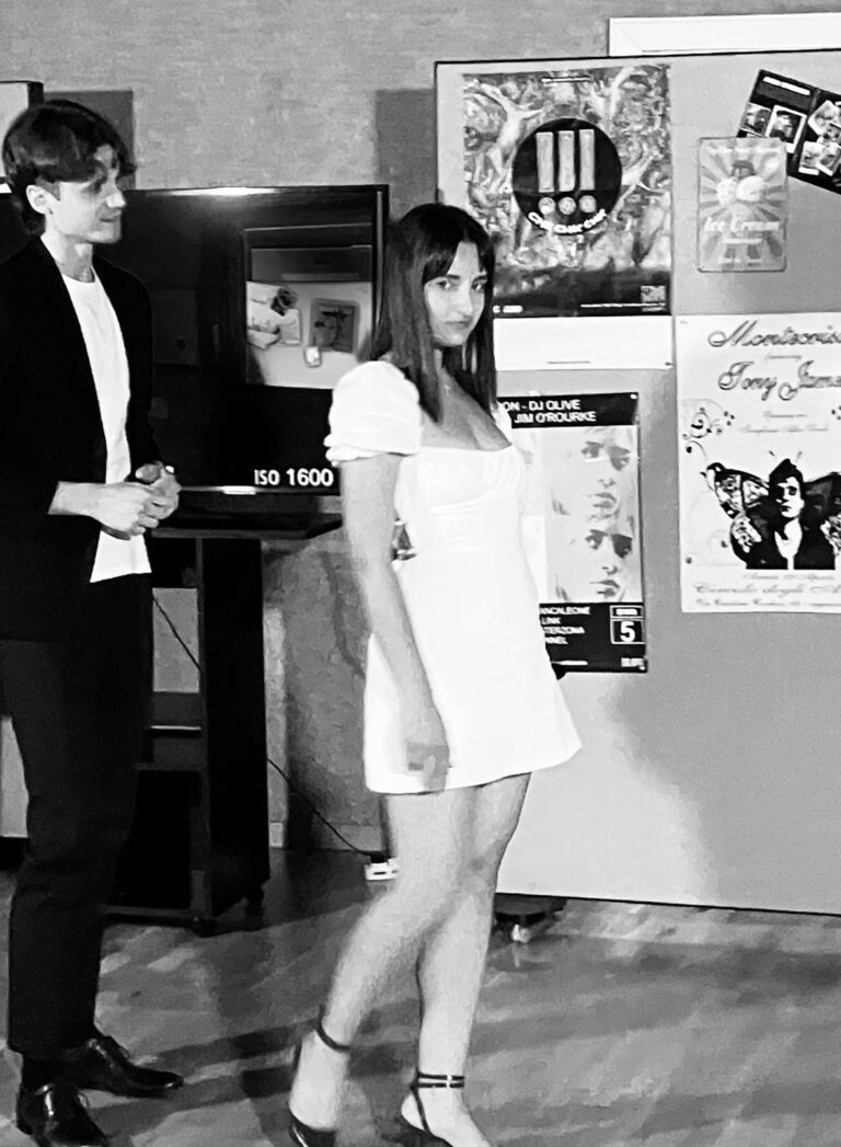 Le Notti di Cabiria: Bianco e nero attrice in bianco e attore in blazer