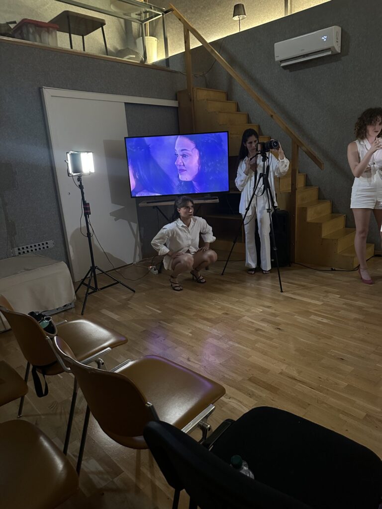 Persona: allestimento con TV e sedie, un’allieva filma
