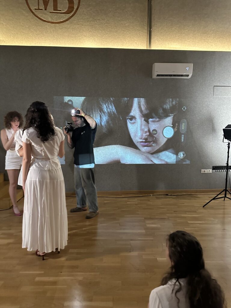 Performance a Mob Studios: performer abito bianco e cameraman