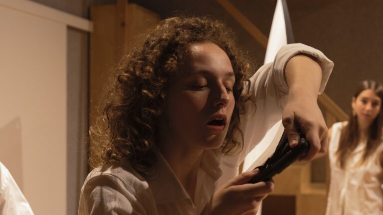 Persona: Performer ricci primo piano con oggetto nero