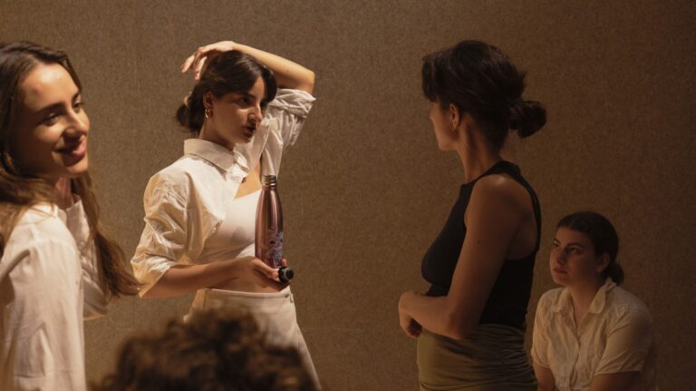 Persona: Performer con borraccia in dialogo