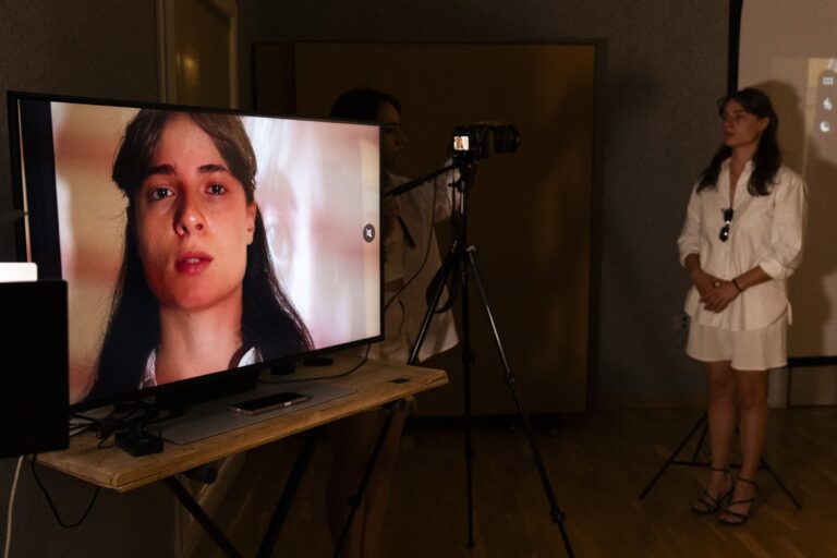 Persona: Monitor con primo piano e camera sul treppiede