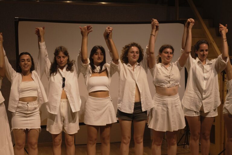 Persona: Saluto finale mani alzate sei performer