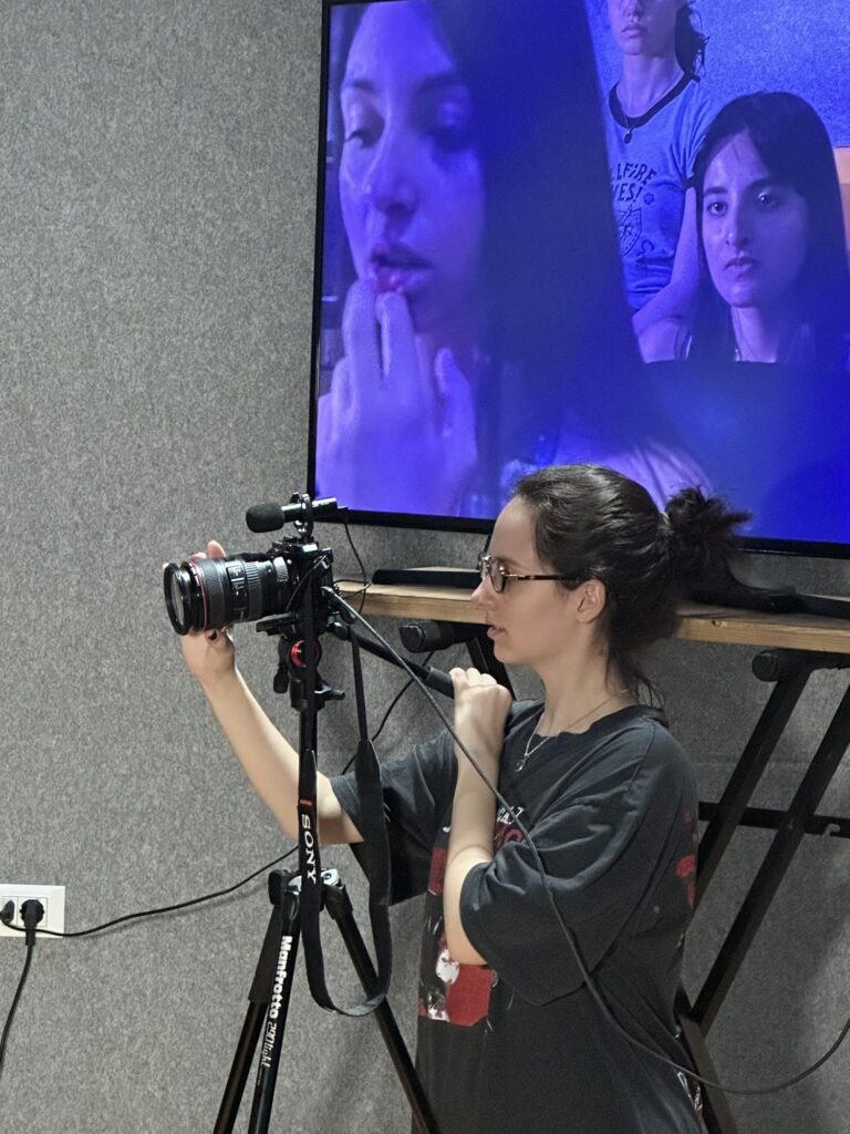 Persona, prove con la camera: operatrice camera davanti al tv