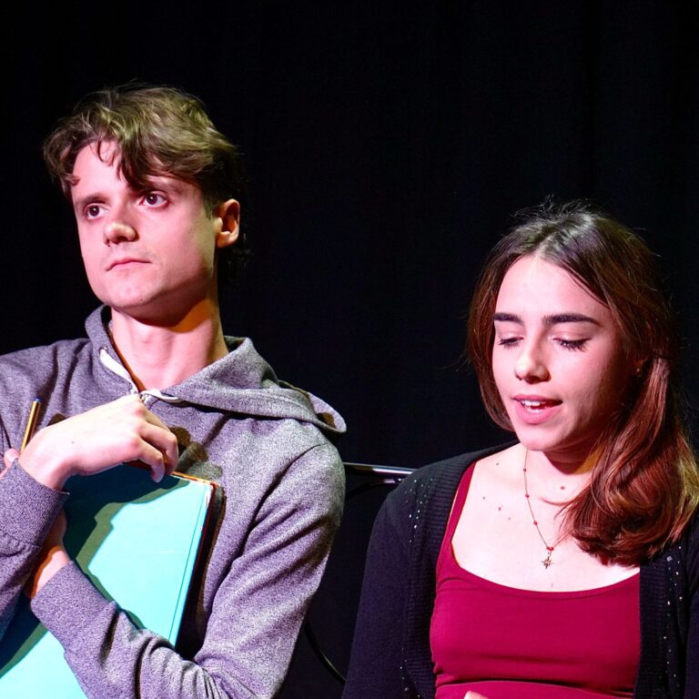 Almost Maine: ritratto doppio felpa grigia e top rosso