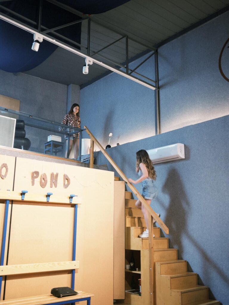 Almost Maine: scala soppalco due attrici