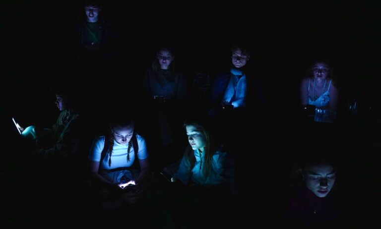 Almost Maine: scena buio schermi dei telefoni