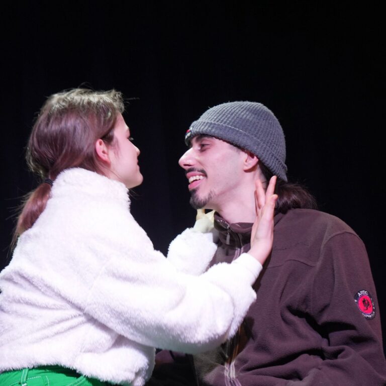 Almost Maine: sguardo complice pile bianco e berretto