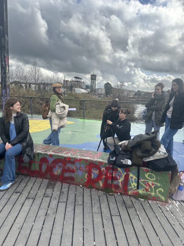 Riprese di un cortometraggio: set esterno cielo nuvoloso