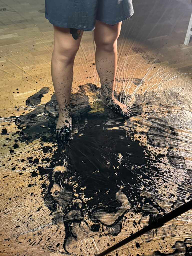 Sesso e Guerra, riprese: piedi nella vernice nera sul telo