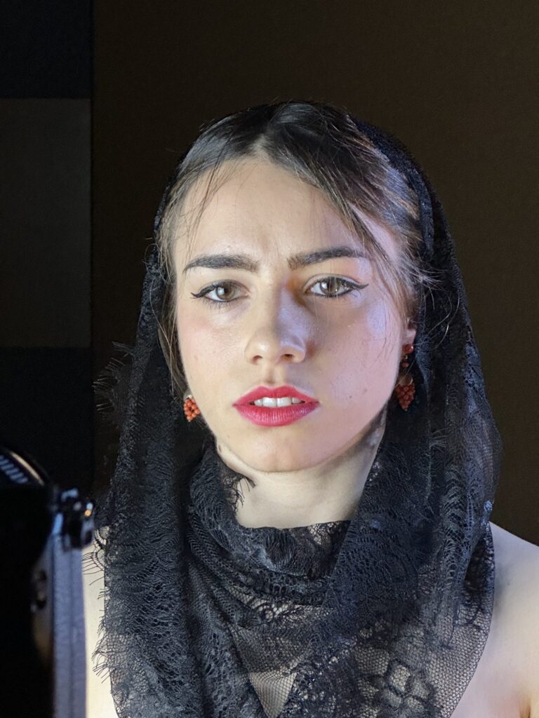 Attrice di DRAMA in un ritratto sul set con velo nero