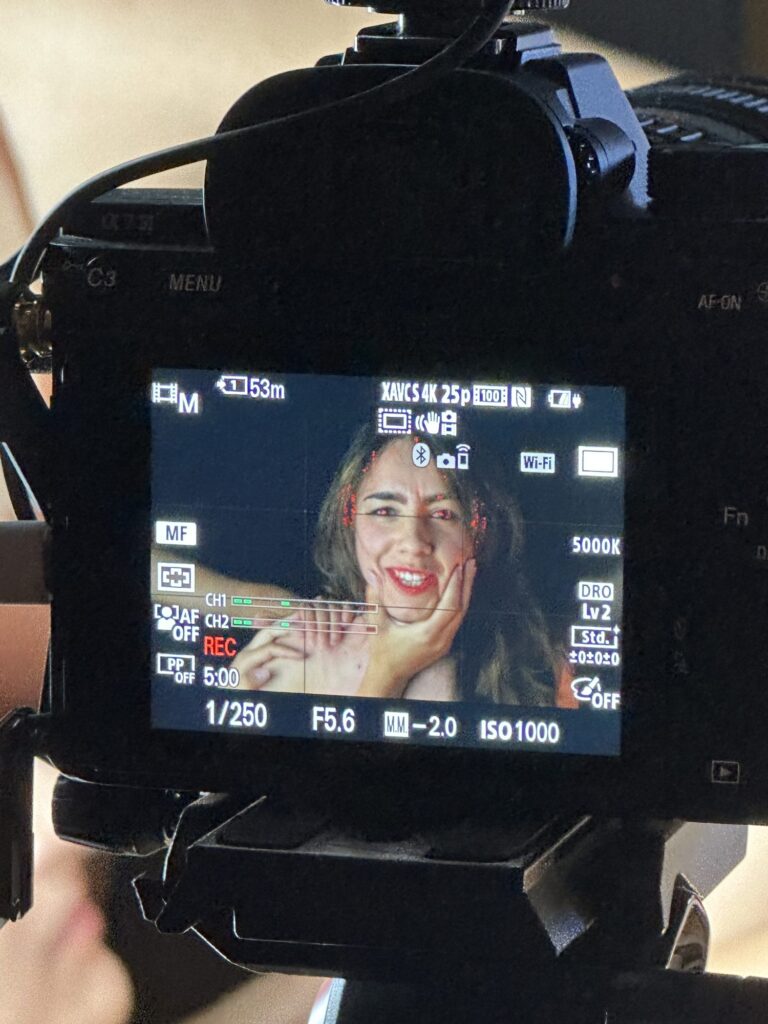 Sesso e Guerra, riprese: set monitor camera sorriso