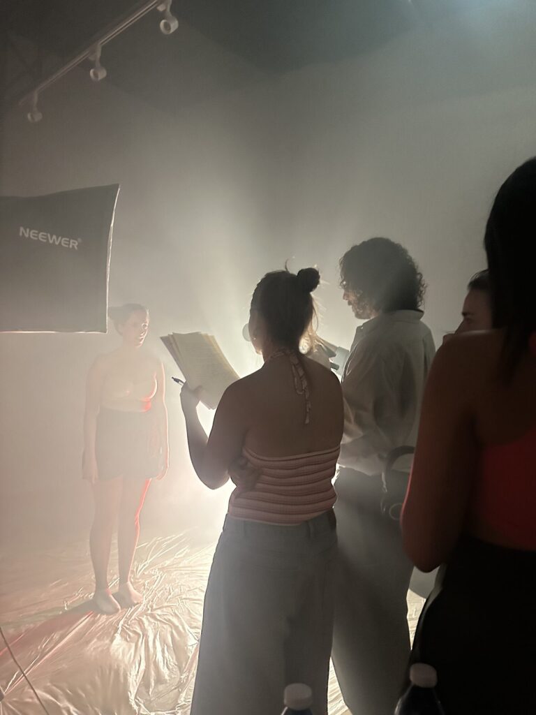 Sesso e Guerra, riprese: troupe controluce nebbia