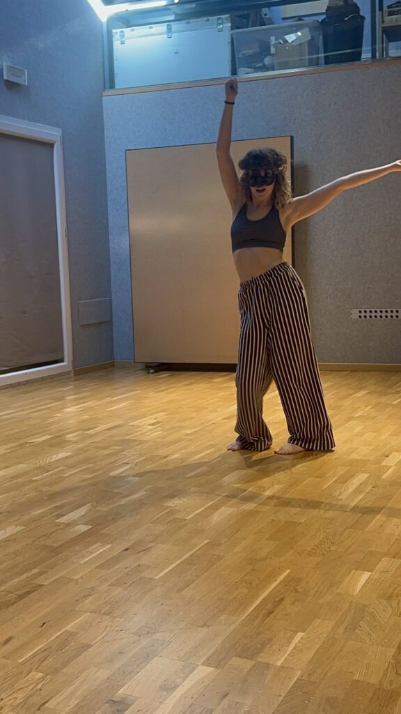 Physical theatre and Commedia dell'Arte: student with mask and open arms