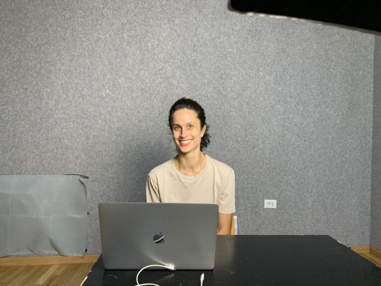 Sara sorride durante una lezione a Mob Studios